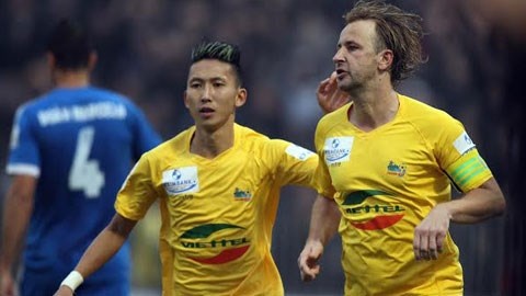 Cau thu Thanh Hoa rung rinh tien bac nho thuong vuot khung hinh anh