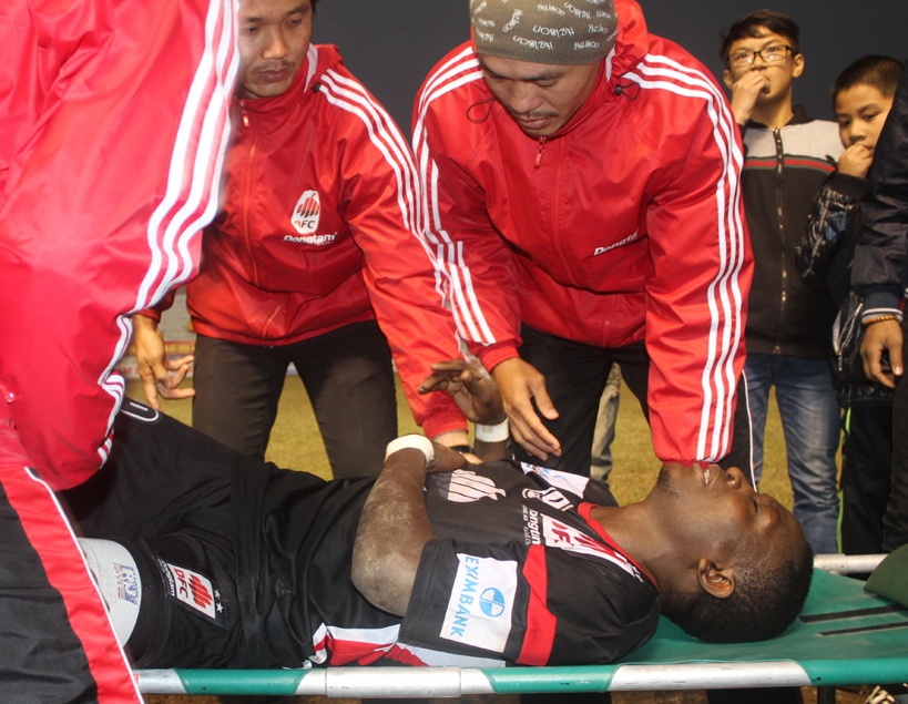 Cau thu nhap tich cua V.Ninh Binh dap gay xuong suon doi thu hinh anh