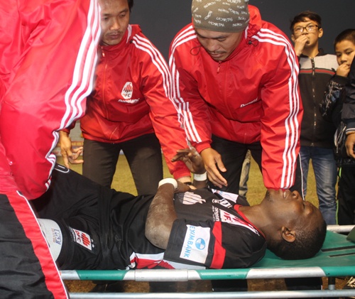 Cau thu nhap tich Dinh Van Ta dap thang vao nguc doi phuong hinh anh