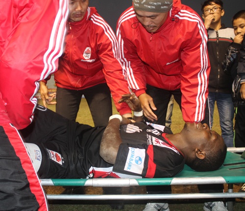 Cau thu DTLA bi dap vao nguc phai hup nuoc chao hinh anh