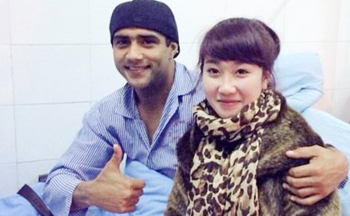 Than Quang Ninh 'choi dep' voi cau thu gay chan hinh anh