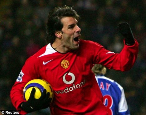 Nistelrooy va Pires mang Cup Champions League toi Viet Nam hinh anh