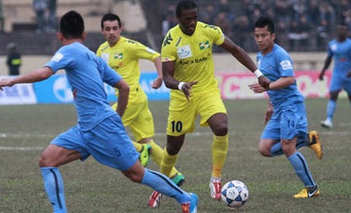 Tien dao ngoai to bi cau thu SLNA co lap hinh anh