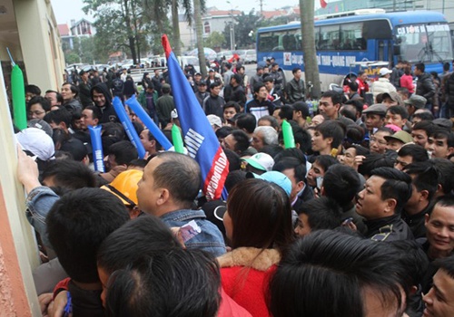 Fan xep hang, treo tuong, len tang thuong vi Than Quang Ninh hinh anh