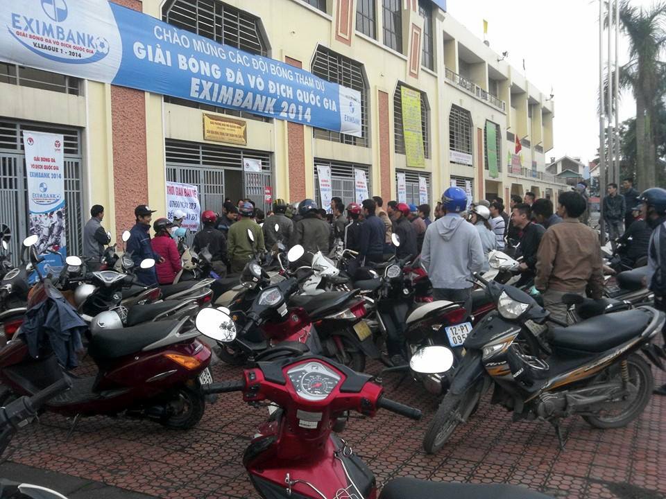 CDV dat Mo mua ve xem tran Than Quang Ninh va Ha Noi T&T hinh anh