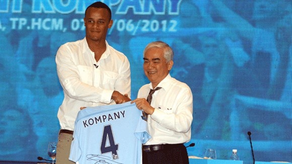 Doi truong Man City muon mo hoc vien bong da o Viet Nam hinh anh