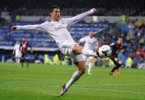 HLV Ancelotti bức xúc vì học trò cưng Ronaldo bị CĐV nhà chế nhạo.