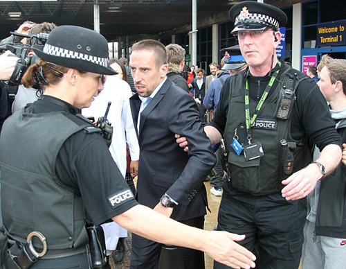 Canh sat vat va bao ve Bayern roi san bay Manchester hinh anh
