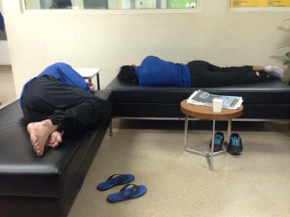 Doi thu Malaysia choi xau doi bong cua bau Hien hinh anh