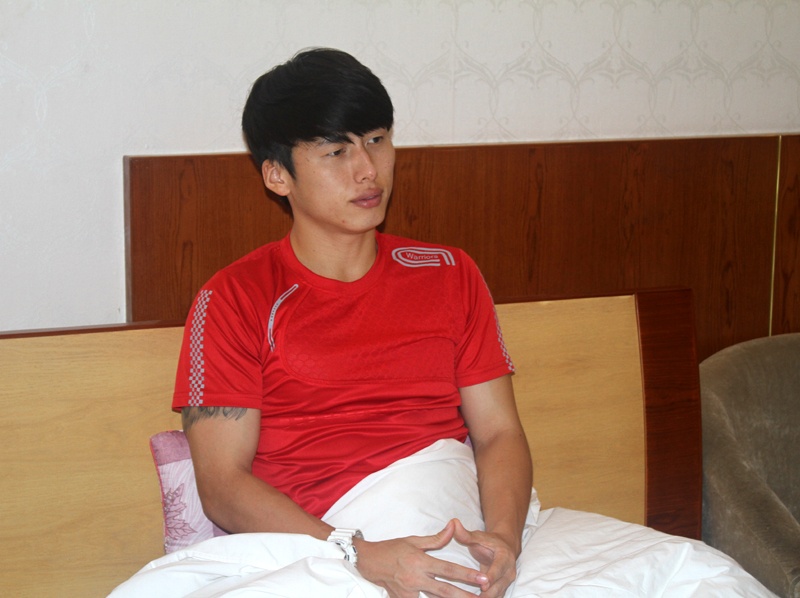 Sim Woon Sub chán nản vì đội bóng dính chàm, tự nhốt mình trong phòng.