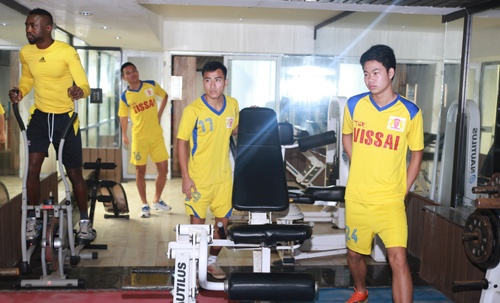 Hai tuyen thu U23 tap kin cung V.Ninh Binh sau be boi ca do hinh anh