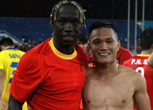 Cau thu ca do mong khong phai di tu de phung duong bo me hinh anh