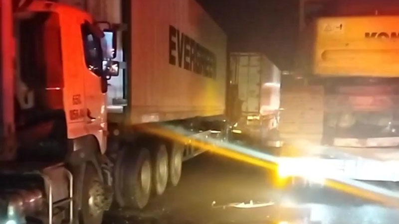 4 xe dau keo va cham lien hoan tren cao toc TP.HCM - Trung Luong hinh anh