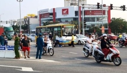 Nguoi phu nu tu vong duoi banh xe buyt hinh anh