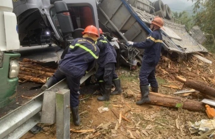 Lat xe tai cho go o Bac Kan, 2 nguoi chet hinh anh