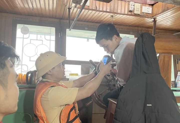 CSGT kiem tra vi pham nong do con cua lai tau thuy hinh anh