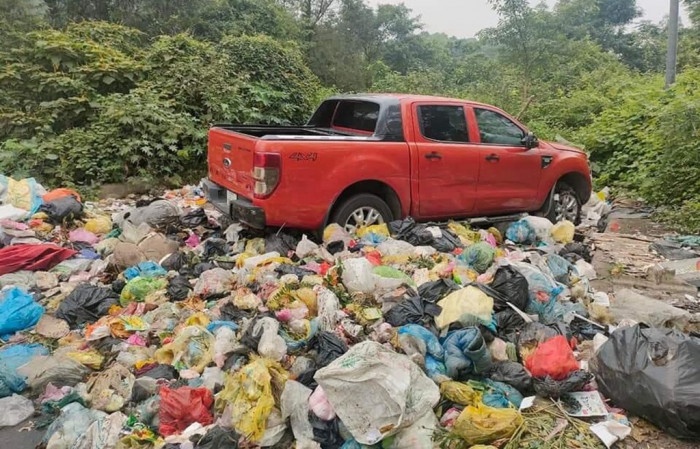 Chu xe vu 'mang oto den gara rua, hom sau thay o bai rac' ke gi? hinh anh