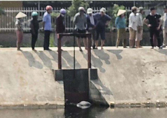 Phat hien thi the noi o dap dang Cay Ke hinh anh