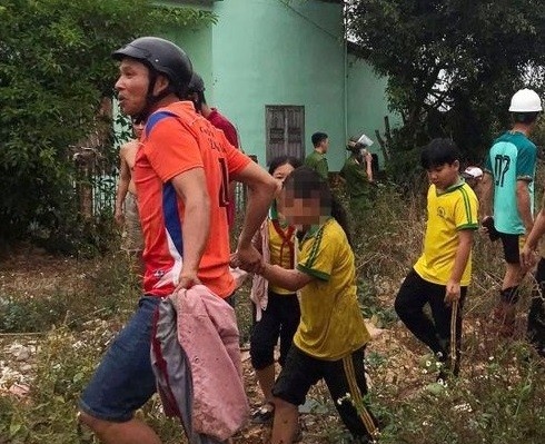 Giai cuu hoc sinh lop 5 roi xuong gieng hinh anh