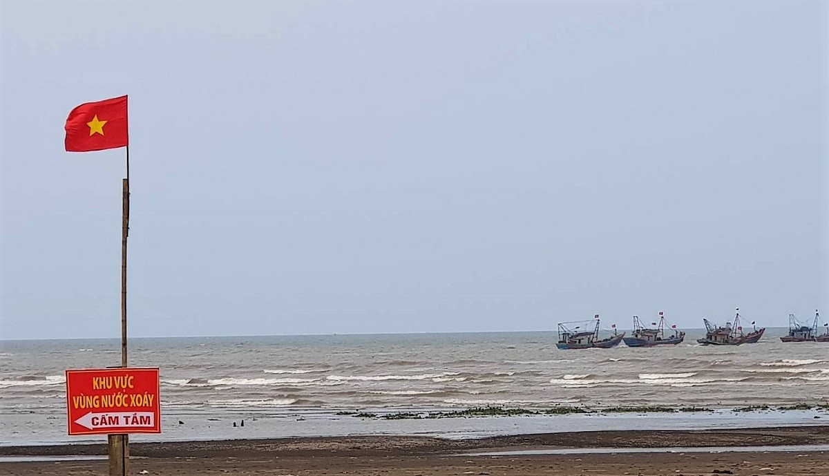 Di tam bien, be trai 10 tuoi bi song cuon troi hinh anh