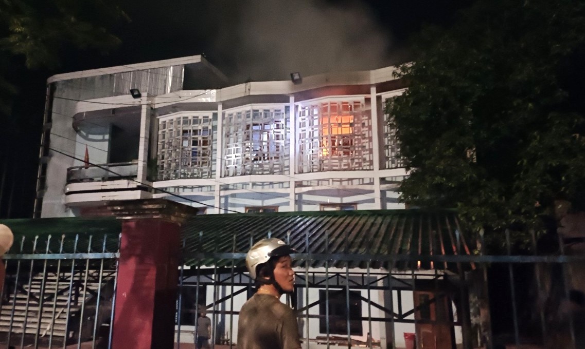 Chay o phong giao duc va dao tao, nhieu tai lieu bi thieu rui hinh anh