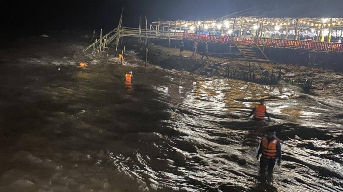 Tim thay thi the nam sinh duoi nuoc o bien Con Vanh hinh anh