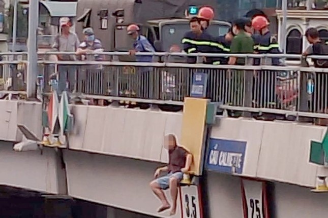 Giai cuu nguoi dan ong dinh nhay cau tu tu o TP.HCM hinh anh