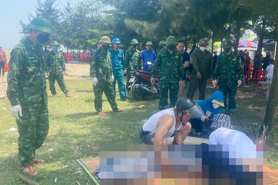 Tim thay thi the be trai 13 tuoi bi cuon troi khi tam bien hinh anh