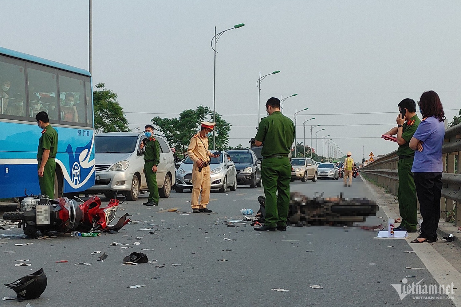 Hai xe may va cham tren quoc lo 1A, 2 nguoi tu vong tai cho hinh anh