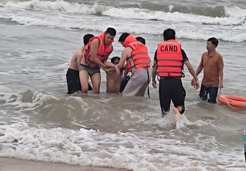 Cong an cuu nhieu du khach bi duoi nuoc o bien Lang Co hinh anh