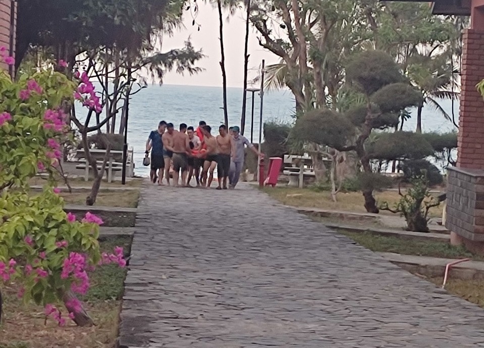 Du khach bi duoi nuoc anh 2