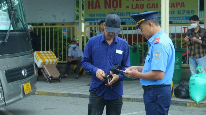 TTGT phat oto nhoi nhet khach, phu xe thanh minh vi ne nguoi cung que hinh anh