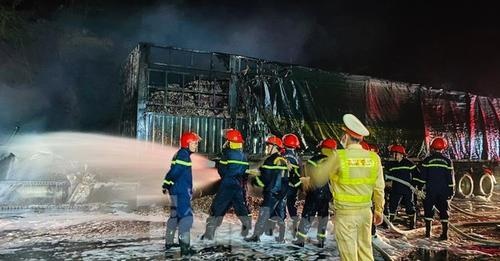 Xe container boc chay du doi tren cao toc Noi Bai - Lao Cai hinh anh