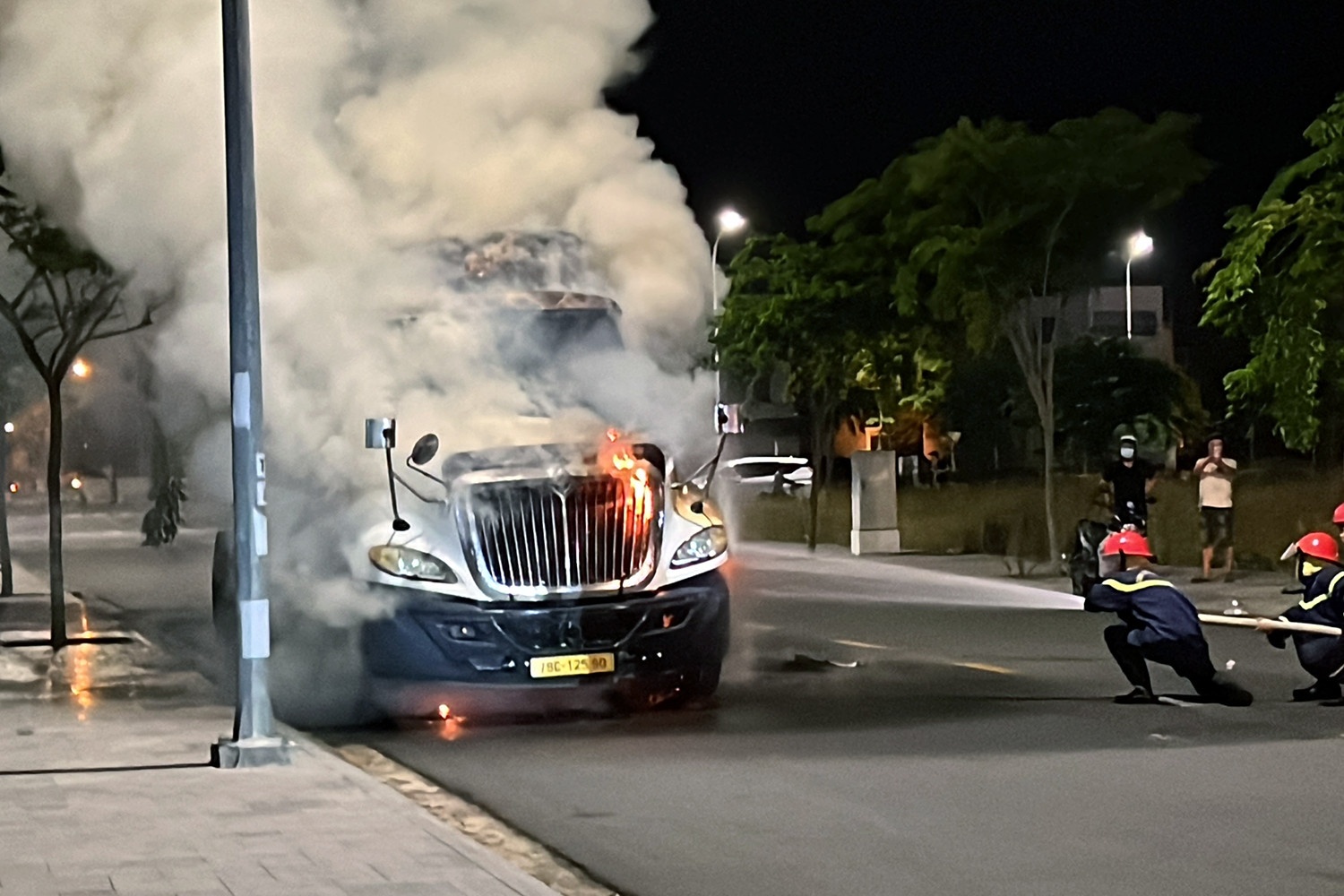 Xe dau keo chay ngun ngut trong khu do thi o Nha Trang hinh anh