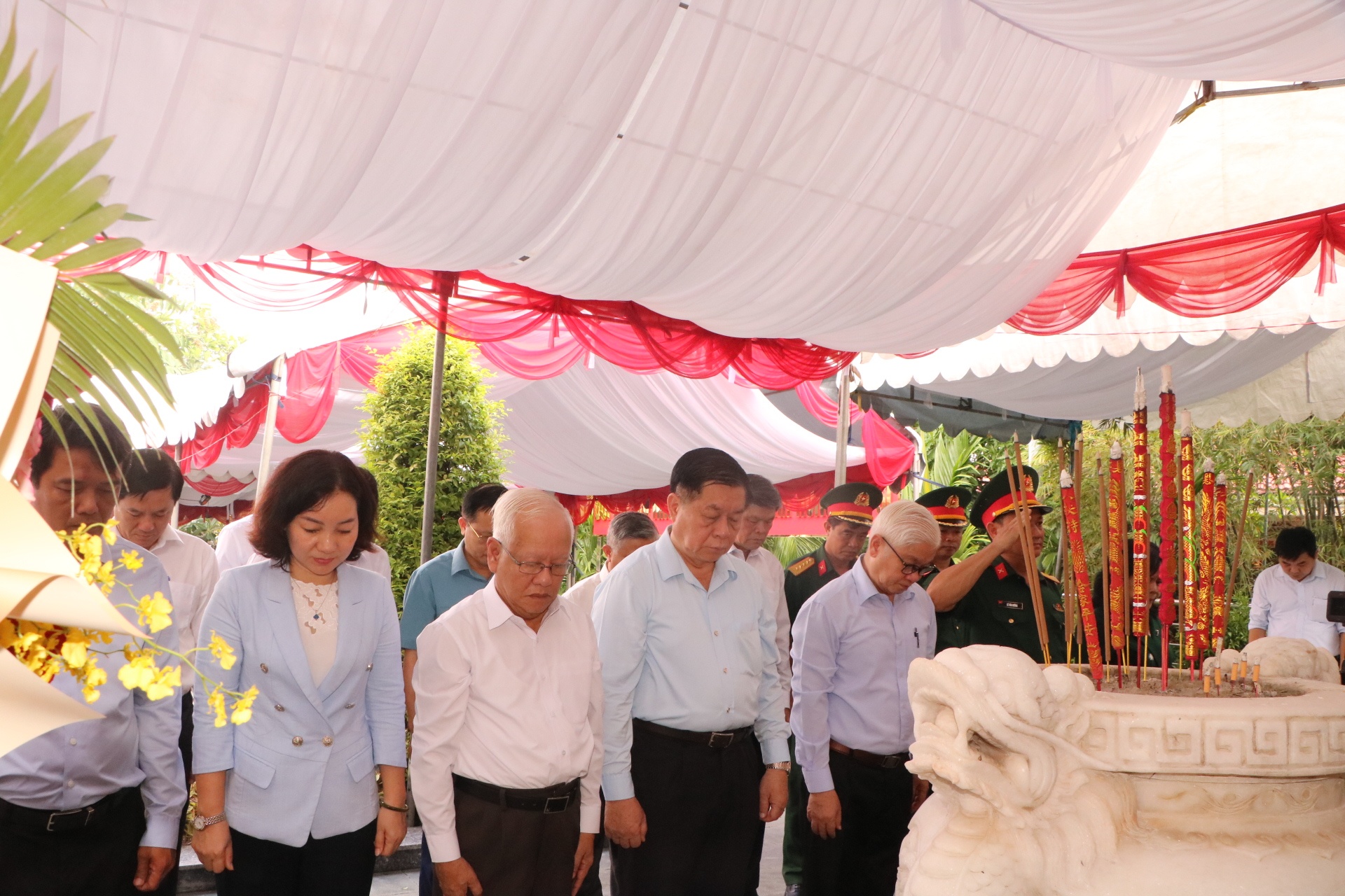 Truong ban Tuyen giao TU dang huong tuong niem liet si suoi Mach Mang hinh anh