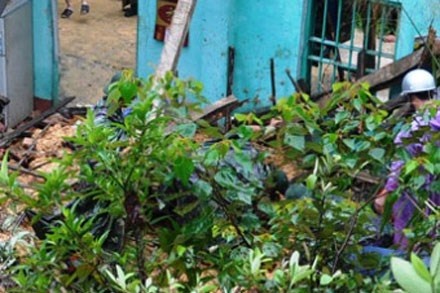 Mua bao sat lo vui lap 2 ngoi nha, 10 o to hinh anh