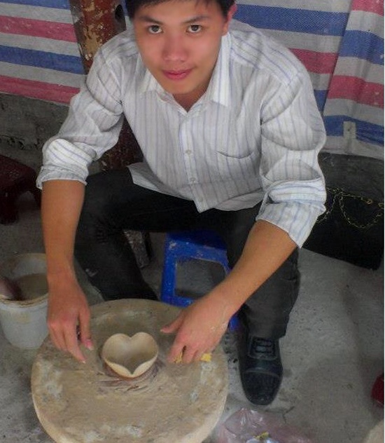 Chang trai chuyen lam tho to tinh ho ban hinh anh