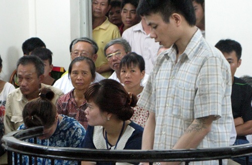 Nuoc mat nguoi vo tre chon phap dinh hinh anh