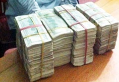 Nguoi dan ong trom 8 ty dong tren xe khach bi khoi to hinh anh