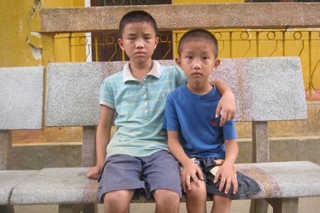 Cuoc song moi cua 2 nan nhan trong vu tham an bat coc tre hinh anh
