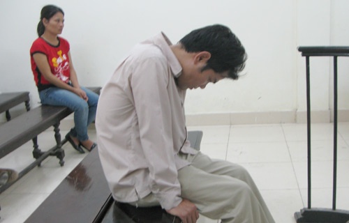 Ong chu quan ca phe ep nhan vien 'chieu khach' hinh anh