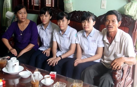 Anh dang yeu luc nho cua chi em sinh ba do dai hoc hinh anh