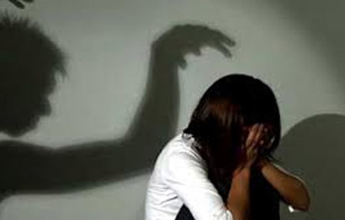 Thieu nu tuoi trang tron bi trai lang hai doi giua dem hinh anh