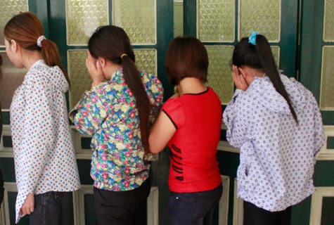 Buoc sa chan cua 2 nhan vien trong 'dong' mai dam tra hinh hinh anh