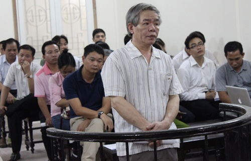 Nguyen lanh dao tap doan Nam Cuong ra toa hinh anh