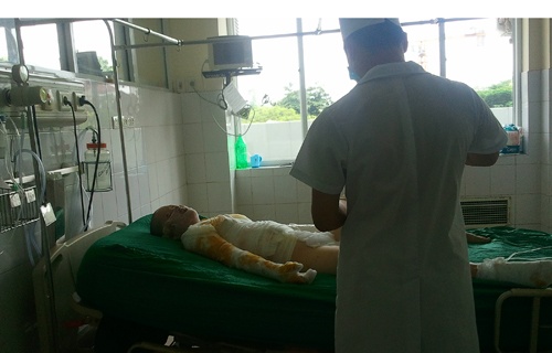 Nuoc mat cua me nu sinh bi nguoi yeu tuoi xang dot hinh anh