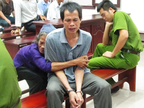 Bi cao giet nguoi oa khoc truoc toa hinh anh