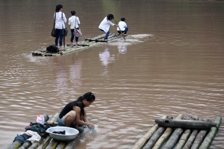 Hoc tro den truong bang be tren song du Ky Cung hinh anh