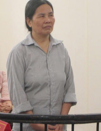 Nguoi phu nu cuoi doi phai tra gia trong trai giam hinh anh