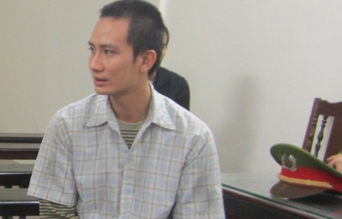 Nhan vien cong nghe trom may tinh o truong quoc te hinh anh